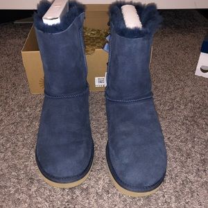 Size 8 bailey bow navy Ugg’s
